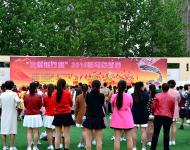 大賽吸引很多人參加（上圖）。【駐馬店廣視網(wǎng)訊】（記者 蘇莎）多彩生活，幸福年華。4月17日上午9時(shí)，由駐馬店市總工會(huì)、 駐馬店市婦女聯(lián)合會(huì)主辦的“中原銀行杯”2016駐馬店首屆廣場(chǎng)舞大賽，在駐馬店市黃淮學(xué)院北區(qū)操場(chǎng)開(kāi)幕。