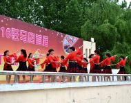 參賽隊(duì)伍表演（上圖）。據(jù)了解，“多彩生活 幸福年華”中原銀行杯2016駐馬店首屆廣場(chǎng)舞大賽于今年3月啟動(dòng)，全市共有47支舞蹈隊(duì)報(bào)名參加，近千名廣場(chǎng)舞愛(ài)好者參與大賽。大賽分為海選、預(yù)選賽、市區(qū)決賽、全市總決賽四個(gè)場(chǎng)次，通過(guò)線上與線下結(jié)合的方式，廣泛傳播健康健身的新理念。通過(guò)組織豐富多彩、貼近生活、群眾喜聞樂(lè)見(jiàn)的廣場(chǎng)舞、健身舞文化體育健身展示、交流、比賽活動(dòng)，從而推動(dòng)全市廣場(chǎng)舞愛(ài)好者廣泛參與，樹(shù)立全民健身的良好社會(huì)風(fēng)尚和健康文明生活方式的形成。