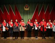 會(huì)議對在全市公安工作中取得突出成績的先進(jìn)集體和先進(jìn)個(gè)人以及長年默默無聞，關(guān)心支持公安工作的民警家屬代表進(jìn)行了隆重表彰。
