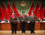 榮獲2015年度全市公安機(jī)關(guān)“優(yōu)秀基層單位”、“好警嫂”、“優(yōu)秀共產(chǎn)黨員、“優(yōu)秀人民警察”、“執(zhí)法監(jiān)督標(biāo)兵”、“破案能手”和“抓捕能手”等13項(xiàng)榮譽(yù)稱號的代表上臺領(lǐng)獎(jiǎng)。