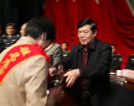 會(huì)議對在全市公安工作中取得突出成績的先進(jìn)集體和先進(jìn)個(gè)人以及長年默默無聞，關(guān)心支持公安工作的民警家屬代表進(jìn)行了隆重表彰。