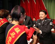會(huì)議對在全市公安工作中取得突出成績的先進(jìn)集體和先進(jìn)個(gè)人以及長年默默無聞，關(guān)心支持公安工作的民警家屬代表進(jìn)行了隆重表彰。