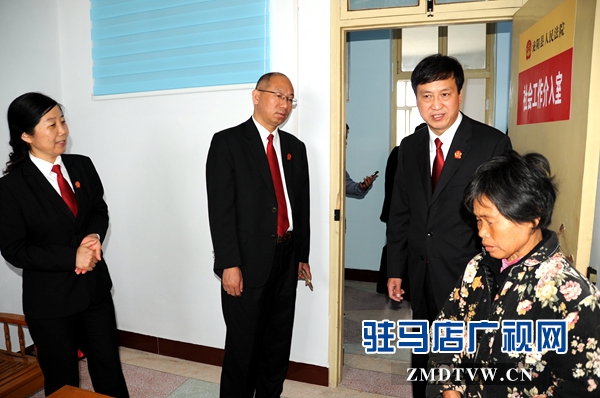 在一起涉及未成年人的離婚糾紛案件中，張社軍，李其宏，孫亞軒耐心細(xì)致地對(duì)原告的母親做思想工作 545.jpg