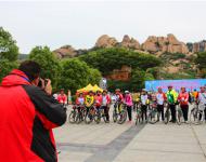 【駐馬店廣視網(wǎng)】（記者 蘇莎）5月21日-22日，體彩?環(huán)中原2016自行車公開賽暨“嵖岈山杯”駐馬店環(huán)嵖岈山自行車賽在我市5A級(jí)景區(qū)嵖岈山舉行。在開幕式和比賽現(xiàn)場(chǎng)，人們紛紛用手機(jī)、相機(jī)和攝像機(jī)記錄下精彩瞬間，駐馬店廣視網(wǎng)記者用鏡頭捕捉到了一些有趣的拍客畫面，分享給廣大網(wǎng)友。隨著手機(jī)的普及，拍攝已經(jīng)不再是專業(yè)人士的行為。隨手拍已經(jīng)成為人人都可以做到的記錄方式，我們都正在自覺(jué)或不自覺(jué)的用這種方式來(lái)記錄生活，見證歷史。