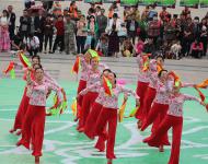 廣場舞大賽不僅是構(gòu)建和諧社會(huì)，豐富我市群眾文化生活的一項(xiàng)具體舉措，也是推進(jìn)全民健身活動(dòng)，營造溫馨美好家園的一個(gè)宣傳舞臺(tái)，更是眾多廣場舞愛好者展示和交流的重要平臺(tái)?！旧喜檀黻?duì)】