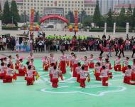 馮玉梅在致辭中指出，廣場舞活動(dòng)，融音樂、舞蹈、健身于一體，以喜聞樂見的形式，進(jìn)入社區(qū)和鄉(xiāng)村，具有廣泛的群眾基礎(chǔ)，深受群眾喜愛?！旧喜檀黻?duì)】