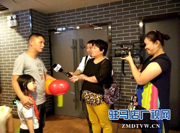 觀影結(jié)束后，一位父親向記者談感受.jpg