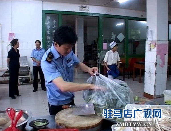 執(zhí)法人員檢查考場附近酒店廚房<a  href='http://www.892249.com/'  title='衛(wèi)生' target='_blank' >衛(wèi)生</a>_副本.jpg