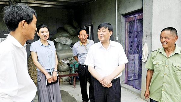 余學友深入遂平縣聯(lián)系點調(diào)研指導脫貧攻堅工作
