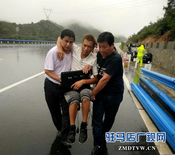 由于一傷者背腰腿部多處骨折，呂紹軍只好用毛巾拖著其臀部與泌陽喬強(qiáng)一起抬起來往500米遠(yuǎn)的大巴上送.jpg