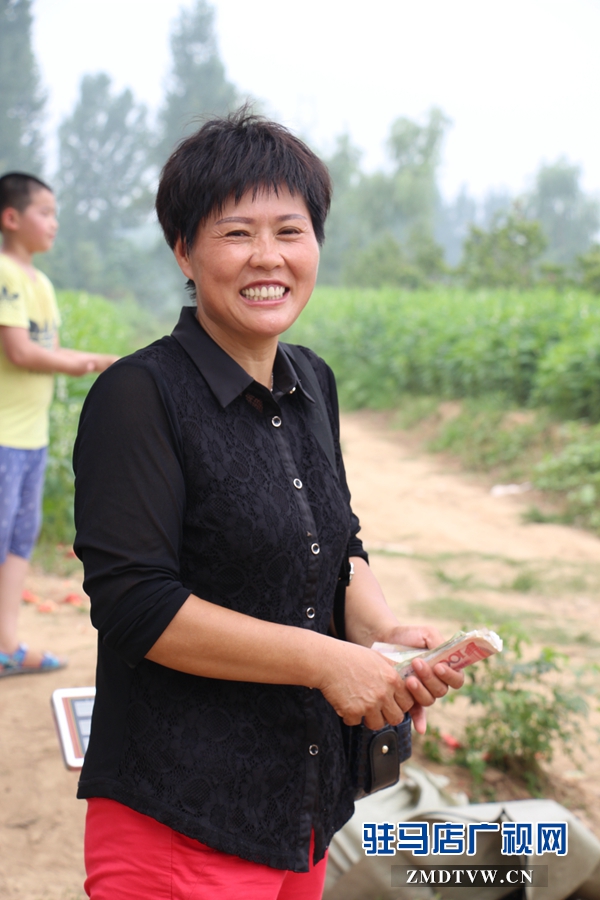 西瓜賣完了，王玲樂了.JPG