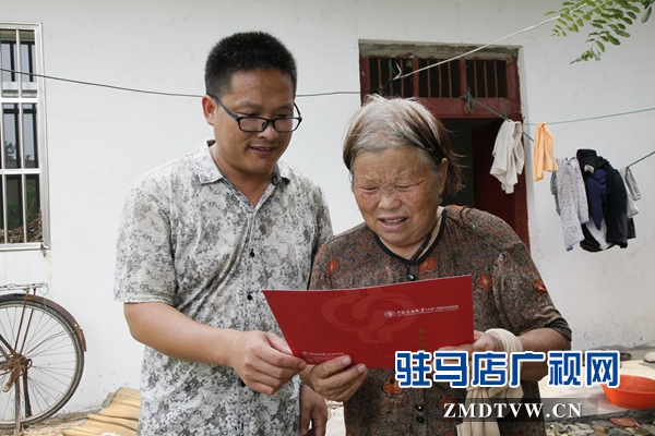 媽媽拿著兒子大紅色的大學(xué)錄取通知書，心里很美。.jpg