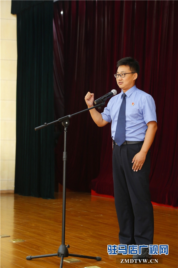 選手在進行精彩演講.JPG