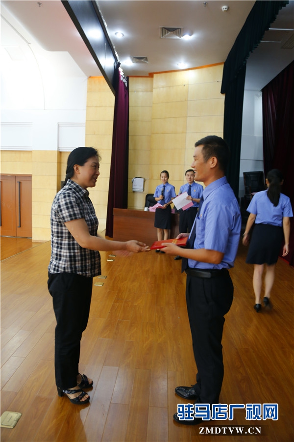 市院黨組成員、副檢察長林虹為獲獎選手陳旭頒獎.JPG