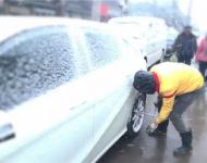 一個(gè)電話就趕來修車的小伙子。