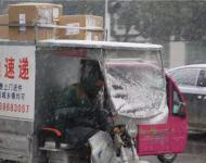 辛勤工作的快遞哥也是冒著大雪早早出門，開始一天的快遞配送工作，而這一切，除了養(yǎng)家糊口，你也不得不承認(rèn)是為了讓你更早的收到自己的包裹。
