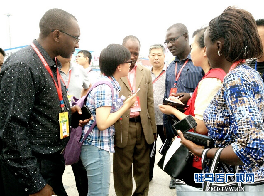 來自160個(gè)代表團(tuán)、5000多家企業(yè)的近2萬名嘉賓客商再次相聚天中、共話合作共贏。圖片拍攝：蘇莎