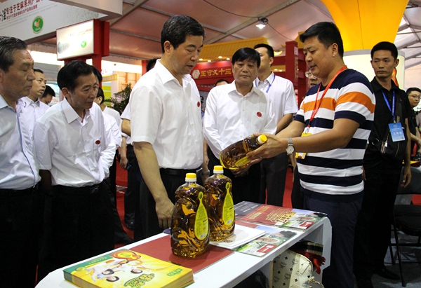 駐馬店農(nóng)產(chǎn)品“悅生合”雙低菜籽油受到省長(zhǎng)的關(guān)注