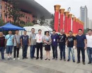 駐馬店市委宣傳部常務(wù)副部長(zhǎng)劉衛(wèi)明和駐馬店廣播電視臺(tái)臺(tái)長(zhǎng)王宇與參與大會(huì)開(kāi)幕式轉(zhuǎn)播的駐馬店廣播電視臺(tái)技術(shù)人員合影留念。