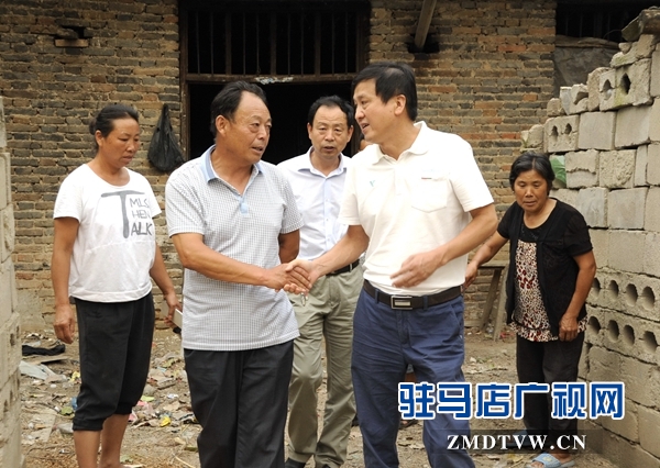 【04】孫亞軒與當(dāng)?shù)卮逯?shū)交談.jpg