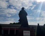 驛城區(qū)社會各界代表1000多人來到楊靖宇將軍紀(jì)念館，舉行2016年國家烈士紀(jì)念日公祭儀式，深切緬懷為民族獨立、人民解放和國家富強(qiáng)、人民幸福英勇獻(xiàn)身的革命先烈楊靖宇將軍，并為楊靖宇將軍塑像敬獻(xiàn)花籃。（圖/米山）