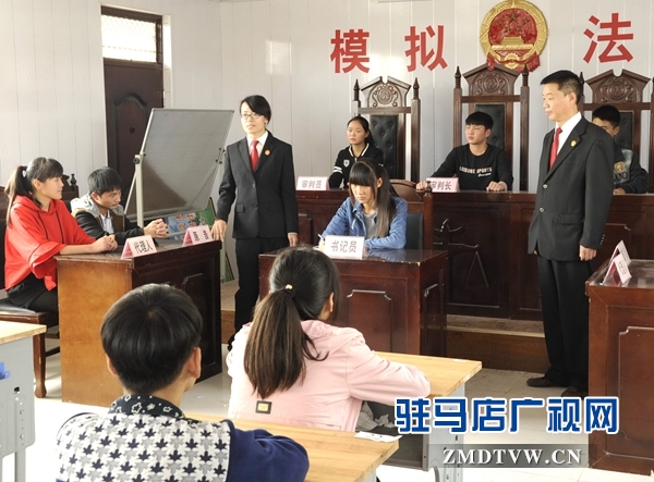 【02】初中學(xué)生敲響法槌，模擬法庭正式開(kāi)始.jpg