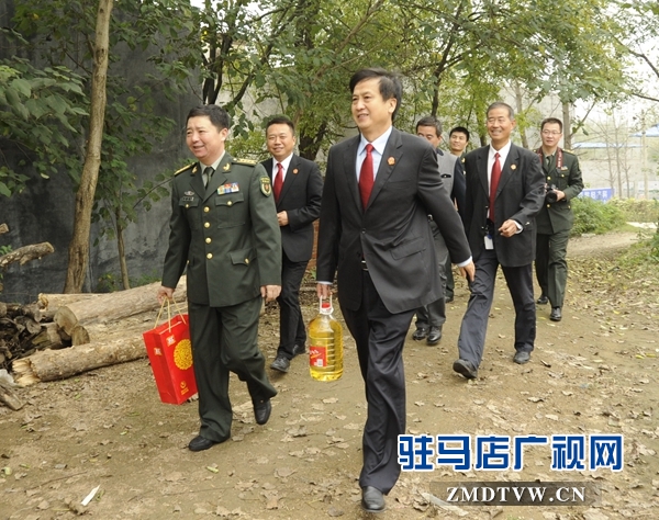 【01】中部戰(zhàn)區(qū)鄭州軍事法院院長劉衛(wèi)國，泌陽縣人民法院院長孫亞軒帶著禮物，來到盤古鄉(xiāng)安子溝看望慰問軍人家屬.jpg