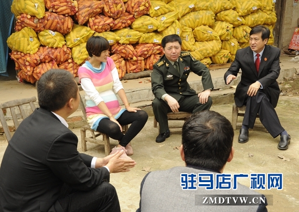 【02】農(nóng)家小院里堆放著收獲的玉米，軍地兩位法院院長與軍人家屬交談.jpg