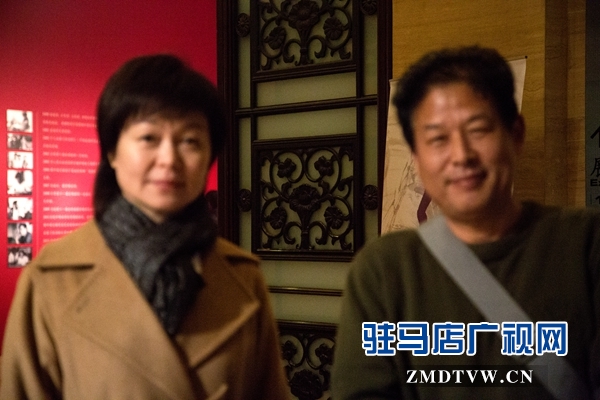 貴賓室內(nèi)，中國(guó)攝影家協(xié)會(huì)主席王瑤向張愛(ài)武道賀并給予親切鼓勵(lì).jpg