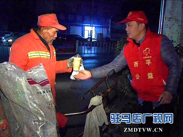 西平縣各界志愿者開展“走近環(huán)衛(wèi)工人，共建美麗西平”凌晨義務(wù)勞動_201612910504.JPG