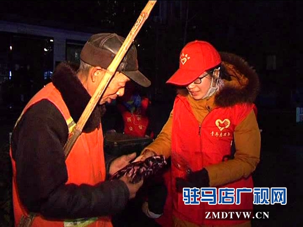 西平縣各界志愿者開展“走近環(huán)衛(wèi)工人，共建美麗西平”凌晨義務(wù)勞動_2016129104756.JPG
