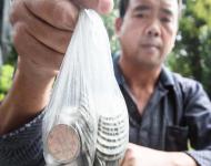 唐先生認為老板是故意整蠱他的，覺得很生氣，當場報了警，“警察到場之后要求我們自己協(xié)商解決，后來老板換回了700元硬幣。”唐先生說，當天老板給了他700元紙鈔后，自己身上還有約2900元硬幣。