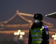 2017年1月3日，北京，一名戴著口罩的輔警在天安門廣場上執(zhí)勤。攝影：Thomas Peter