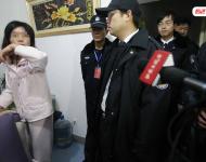 2014年1月29日，北京門頭溝法院執(zhí)行庭法官為了18名農(nóng)民工能夠順利拿到包工頭張某的欠薪，一大早便驅(qū)車趕往一直與法院“躲貓貓”的張某家，對(duì)其進(jìn)行強(qiáng)制執(zhí)行。圖為法官到張某家后，其妻稱他已幾個(gè)月沒回家。法制晚報(bào)/視覺中國(guó)