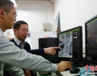 劉勇教授（左二）分析霧霾顆粒。
