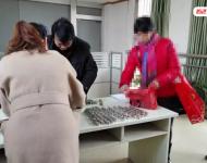 2015年12月7日，南京世嘉服飾有限公司因拖欠工人工資，被法院強(qiáng)制執(zhí)行。當(dāng)日，溧水法院執(zhí)行局辦公室里出現(xiàn)奇葩一幕：一名被執(zhí)行人拎著滿滿一袋子硬幣來償還案款。經(jīng)過幾名執(zhí)行法官的清點(diǎn)，共計(jì)3500元。