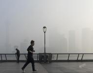2017年1月3日，上海，受大霧天氣影響，陸家嘴地標建筑僅剩輪廓，上海中心大廈幾乎消失在大霧及灰霾中。王岡/視覺中國