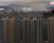 而盧廣這組圖片所反映出的也僅僅是工業(yè)發(fā)展影響城市環(huán)境的一個縮影。圖為站在邯鄲武安市城區(qū)西邊的商品房里，可清楚看到后方的裕華、金鼎、龍山等煉鋼企業(yè)。