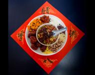 1月4日，內(nèi)蒙古呼和浩特市玉泉區(qū)清泉街社區(qū)一位老人在展示臘八粥食材。當(dāng)日，呼和浩特市玉泉區(qū)清泉街社區(qū)舉辦“溫暖臘八粥 濃濃鄰里情”活動，喜迎即將到來的“臘八節(jié)”。新華社發(fā) 丁根厚 攝