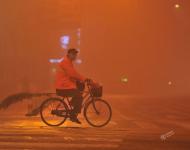 2017年1月4日早晨，一名環(huán)衛(wèi)工人在大霧中的安徽阜陽街頭騎行。盧啟建/視覺中國