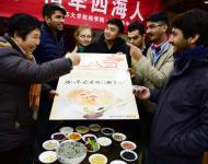 1月4日，內(nèi)蒙古呼和浩特市玉泉區(qū)清泉街社區(qū)一位老人在展示臘八粥食材。當(dāng)日，呼和浩特市玉泉區(qū)清泉街社區(qū)舉辦“溫暖臘八粥 濃濃鄰里情”活動，喜迎即將到來的“臘八節(jié)”。新華社發(fā) 丁根厚 攝