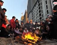 2014年3月份，100多名來自各地的建筑工人來到寧夏銀川鼎輝時(shí)代城二期項(xiàng)目工地上打工，11月2日，項(xiàng)目正式停工，但工友們一年來的血汗錢卻始終沒有下發(fā)，“光跑勞動(dòng)監(jiān)察大隊(duì)就不下10次，但每次都說已經(jīng)處理了，要我們回去等消息?！?2月31日，工友們來到銀川市公安局金鳳分局，但是打聽了一圈卻始終沒找到這起案件的負(fù)責(zé)人。又跑了一天的工友們帶著重重心事再次回到工地，升起了一堆篝火取暖?！暗仍┘倨谝贿^，我們還得去要錢，要不到錢就不回家過年了！”新華社記者 彭昭之 攝