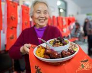 1月4日，內(nèi)蒙古呼和浩特市玉泉區(qū)清泉街社區(qū)一位老人在展示臘八粥食材。當(dāng)日，呼和浩特市玉泉區(qū)清泉街社區(qū)舉辦“溫暖臘八粥 濃濃鄰里情”活動，喜迎即將到來的“臘八節(jié)”。新華社發(fā) 丁根厚 攝