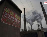 在邯鄲鋼鐵廠居民區(qū)附近張貼著很多治療鼻炎、咽炎等疾病的廣告。