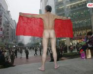 2005年11月27日，為了給癱瘓的兒子討回血汗錢，一名來自重慶市江津區(qū)的五旬老漢在解放碑鬧市裸體討薪。當(dāng)天，老漢抬著載有病兒的擔(dān)架床靠近解放碑中心，脫掉衣褲后展開事先備好的橫幅：“包工頭給我血汗錢！救兒子，救我全家！”據(jù)老人介紹，2003年7月10日他的兒子在重慶市沙坪壩某工地施工時(shí)頭部受重傷，法院判決施工方給傷者一次性傷殘補(bǔ)助金等費(fèi)用共計(jì)61萬余元。雖然官司打贏了，但施工方至今未付一分錢。