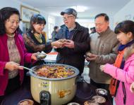 1月4日，內(nèi)蒙古呼和浩特市玉泉區(qū)清泉街社區(qū)志愿者為社區(qū)居民盛臘八粥。當(dāng)日，呼和浩特市玉泉區(qū)清泉街社區(qū)舉辦“溫暖臘八粥 濃濃鄰里情”活動，喜迎即將到來的“臘八節(jié)”。新華社發(fā) 丁根厚 攝
