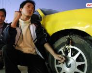 2004年12月6日下午，福建泉州，因一家面臨停產(chǎn)的服裝加工廠，拖欠15名工人3個(gè)月工資及1個(gè)月押金，工人聲稱沒有錢吃飯了，10多名工人只好集資12元買來一條鐵鏈鎖，把老板的轎車前輪鎖住。記者獲悉前往采訪，老板看到記者到來，從車間后面一“秘密通道”（平時(shí)鐵門緊鎖的消防通道）開溜。隨后，記者與老板通上電話，老板稱沒有拖欠3個(gè)月工資，而是1個(gè)月。小洪/視覺中國(guó)