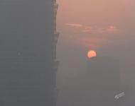 2017年1月2日，黃昏時分，霧霾籠罩下的鄭州。