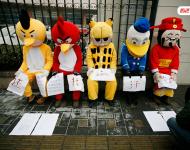 2013年1月31日，北京，“憤怒的小鳥”、“加菲貓”、“唐老鴨”和“財(cái)神爺”等5個(gè)不同的卡通人物匯聚在中央人民廣播電臺(tái)外，以靜坐的方式討薪，希望得到社會(huì)關(guān)注。據(jù)討薪隊(duì)伍負(fù)責(zé)人表示，他們5人代表31名農(nóng)民工兄弟進(jìn)京尋求社會(huì)幫助。因其2012年在河北張家口張北縣承建博天糖業(yè)、華林商廈、九鼎家具城、張北塞那都滑雪場(chǎng)四個(gè)工地消防工程工作，完工后被欠工款28萬余元，致使31名工人無錢回家過年，故想以此方式博得社會(huì)關(guān)注，幫助工友討回血汗錢。王王/視覺中國(guó)