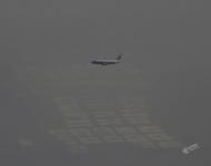 2017年1月2日，從飛機上俯瞰北京近郊霧霾，地面模糊不清，灰蒙蒙一片。攝影：Jason Lee